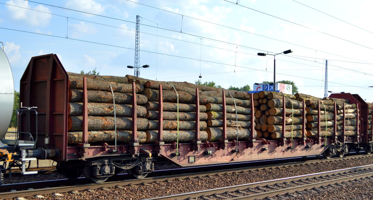 DB Cargo Logistics GmbH mit Drehgestell-Flachwagen für den Holztransport mit der Nr. 37 RIV 80 D-DB 3521 091-3 Rnoos 644 am 03.09.18 Bf. Flughafen Berlin-Schönefeld.