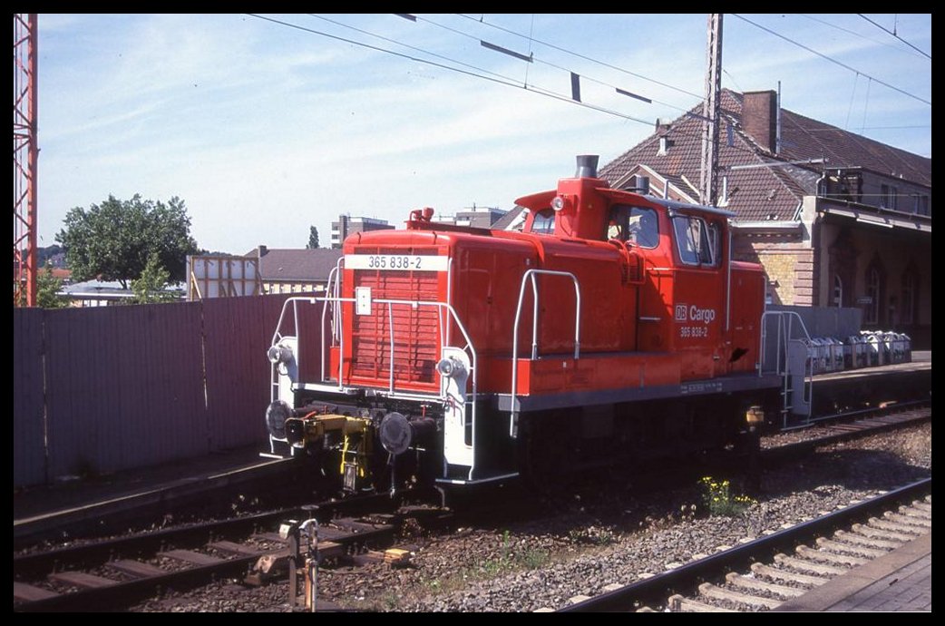 DB Cargo Lok 365838 rangiert hier am 26.6.2001 im oberen HBF Osnabrück.