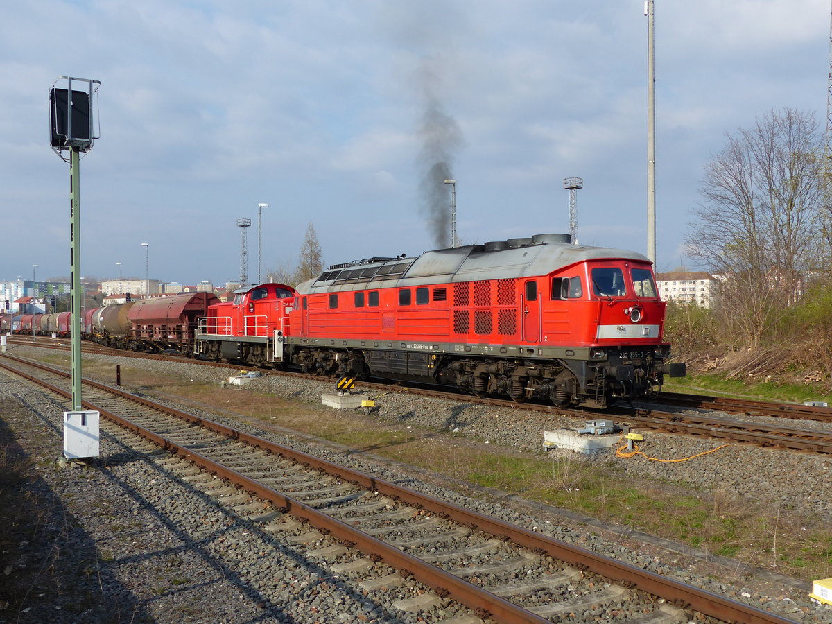 DB Cargo Ludmilla, 232 255-0 ( 9280 1232 255-0 D-DB ) und 9880 3294 663-0 D-DB schleppen einen gemischten Güterzug am 19.4.2021 durch Gera
