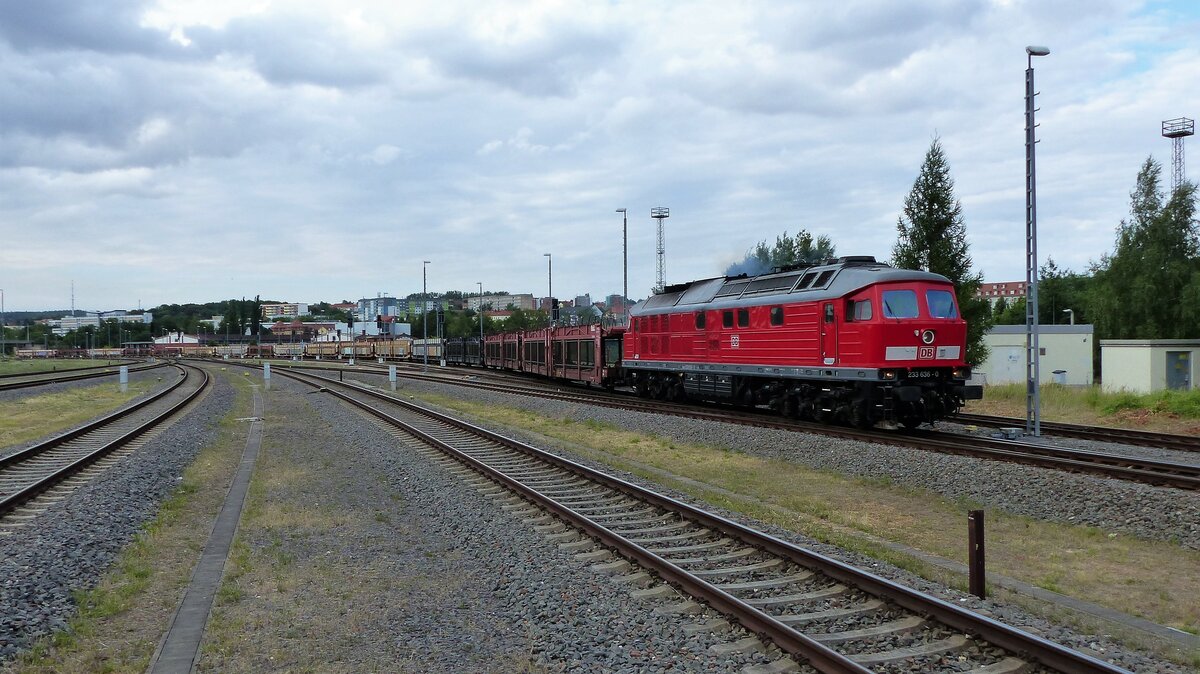 DB Cargo Ludmilla 233 636-0 ( 9280 1223 636-0 D-DB ) führt einen leeren Autozug am 26.7.2022 durch Gera 