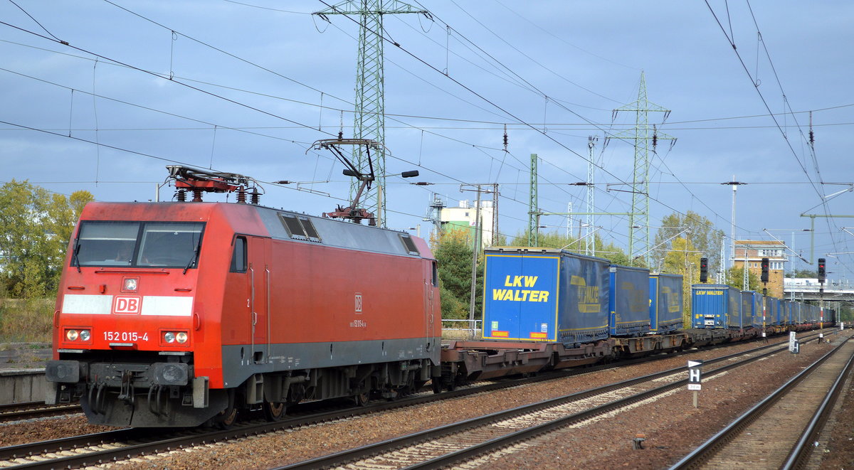 DB Cargo mit 152 015-4 (9180 6 152 015-4 D-DB) und KLV-Zug (LKW WALTER Trailer) am 04.10.18 Bf. Flughafen Berlin-Schönefeld.