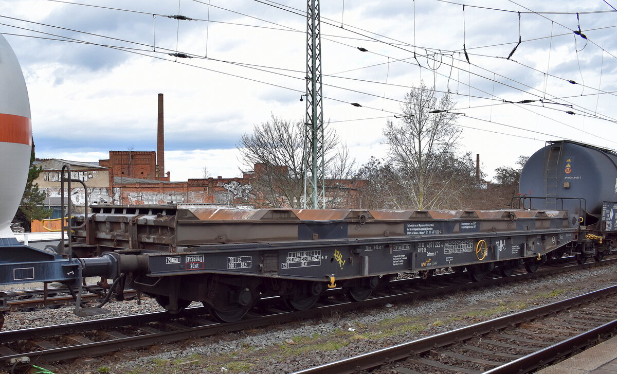 DB Cargo mit einem 6-achsigen Drehgestell-Flachwagen mit Lademulden für Coils mit der Nr. 31 RIV 80 D-DB 4871 222-4 Sahmns-t 710 in einem gemischten Güterzug am 24.02.24 Vorbeifahrt Bahnhof Magdeburg-Neustadt.