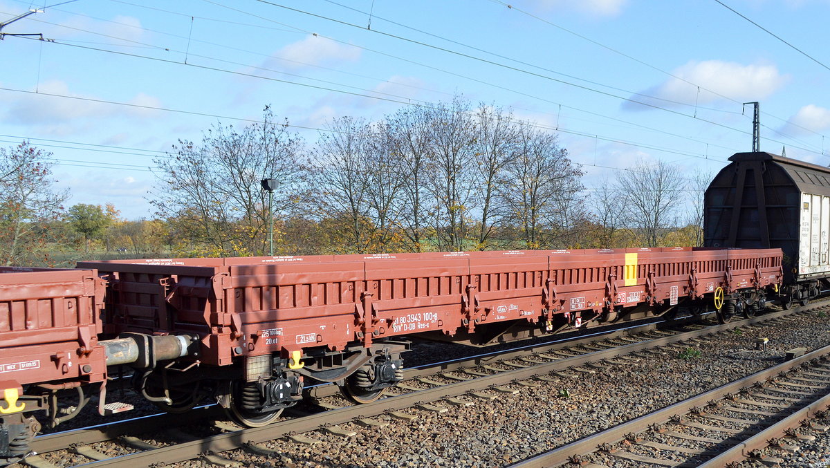 DB Cargo mit einem Drehgestell-Flachwagen mit Seitenborden mit der Nr. 31 RIV 80 D-DB 3943 100-8 Res-x 679.1 in einem gemischten Güterzug am 05.11.20 Bf. Saarmund.