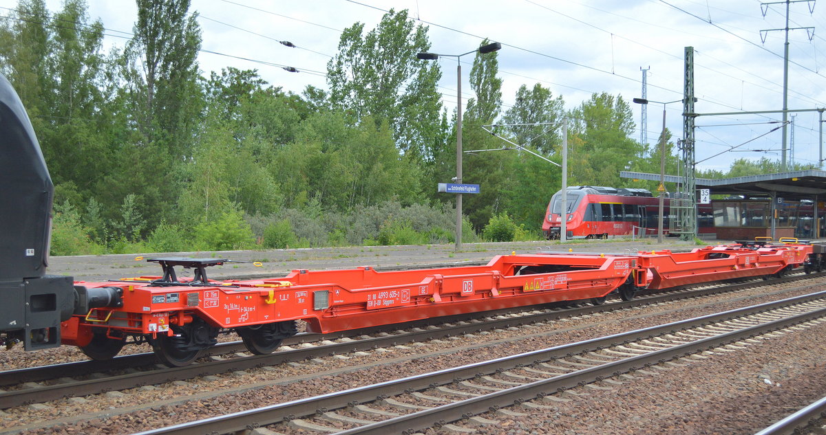 DB Cargo mit einem ihrer neueren Gelenk-Taschenwagen mit der Nr. 31 TEN 80 D-DB 4993 605-3 Sdggmrs 738.1 (GE) ohne Trailer am 05.07.19 Bahnhof Flughafen Berlin-Schönefeld.