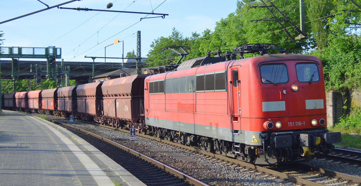DB Cargo mit der Railpool  151 116-1  (NVR:  91 80 6151 116-1 D-Rpool ) und einem Schüttgutwagenzug (leer) Richtung Hansa Port Hamburger Hafen am 03.06.20  Bf. Hamburg-Harburg. 