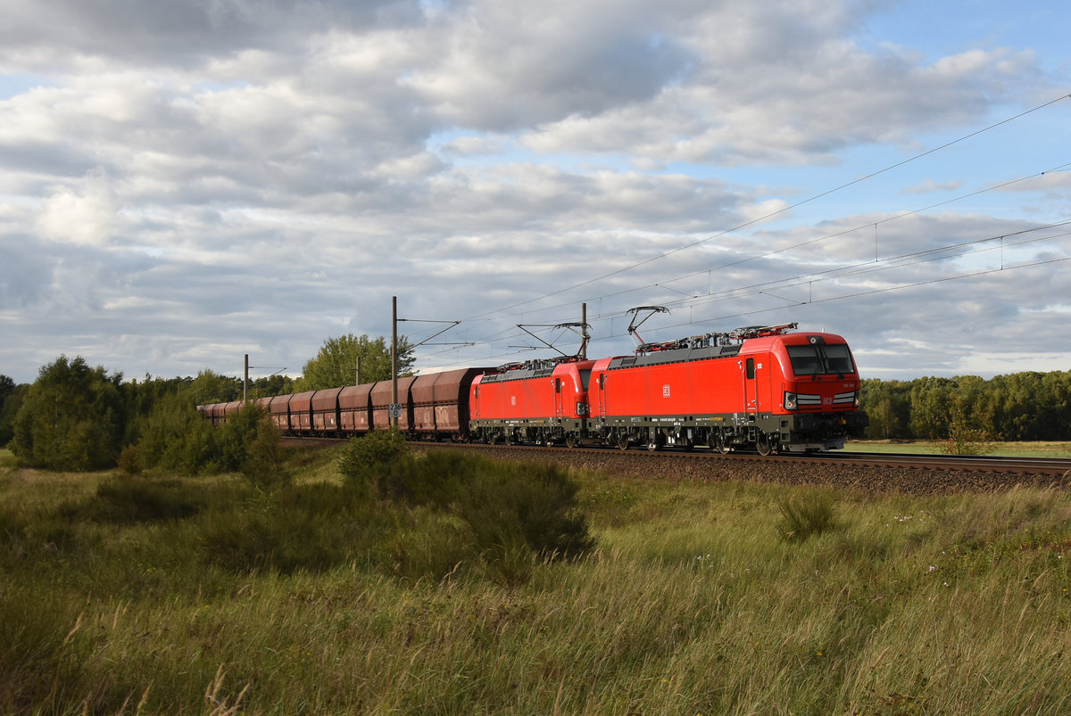 DB Cargo mit den zwei Vectrons in Doppeltraktion, mit den täglichen Erzzug. Unterwegs in Richtung Hagenower Land. 3km östlich von Büchen, 25.09.2018.