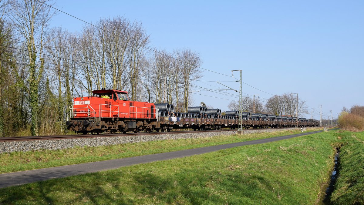 DB Cargo Nederland 6418 zieht einen mit Drahtrollen beladenen Zug in Richtung Oldenzaal (Gildehaus, 31.03.2021).