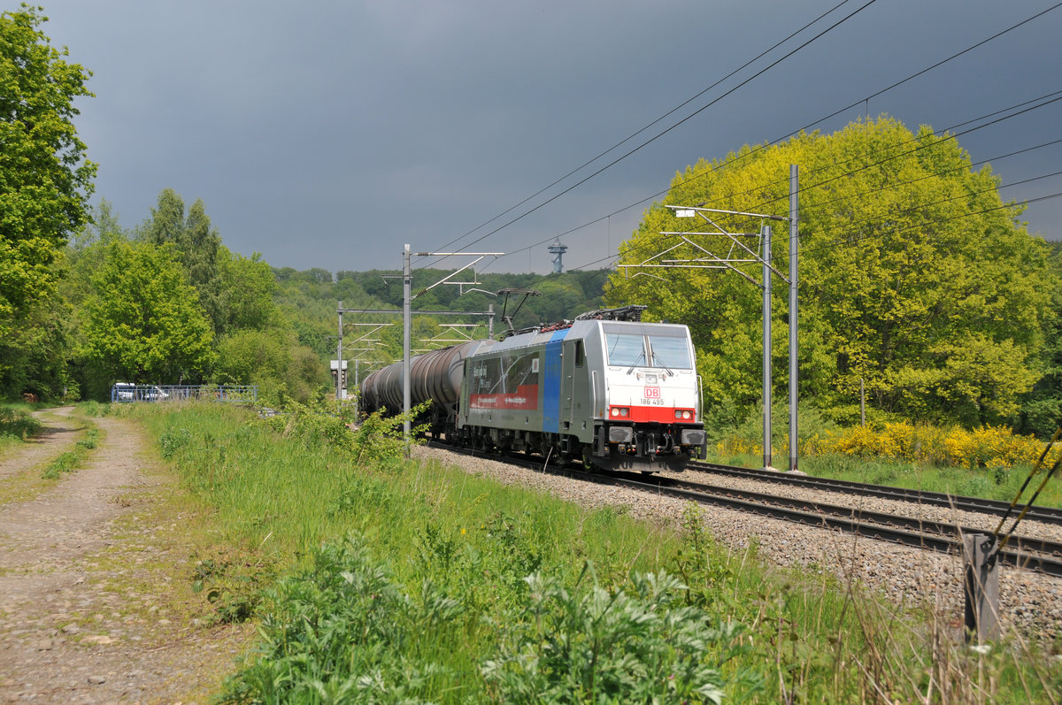 DB Cargo Nederland mit der 186 495 zieht einen Kesselwagenzug von Aachen-West kommend in Richtung Montzen, hier aufgenommen in Gemmenich/Botzelaer am 18/05/2019 kurz vor Einsetzen eines sintflutartigen Regens.