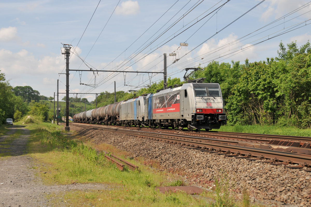 DB Cargo Nederland mit der Doppeltraktion 186 496 + 186 256 ziehen den 47061 von Antwerpen-Noord nach Basel SBB, hier aufgenommen am 23/05/2019 in Bassenge.