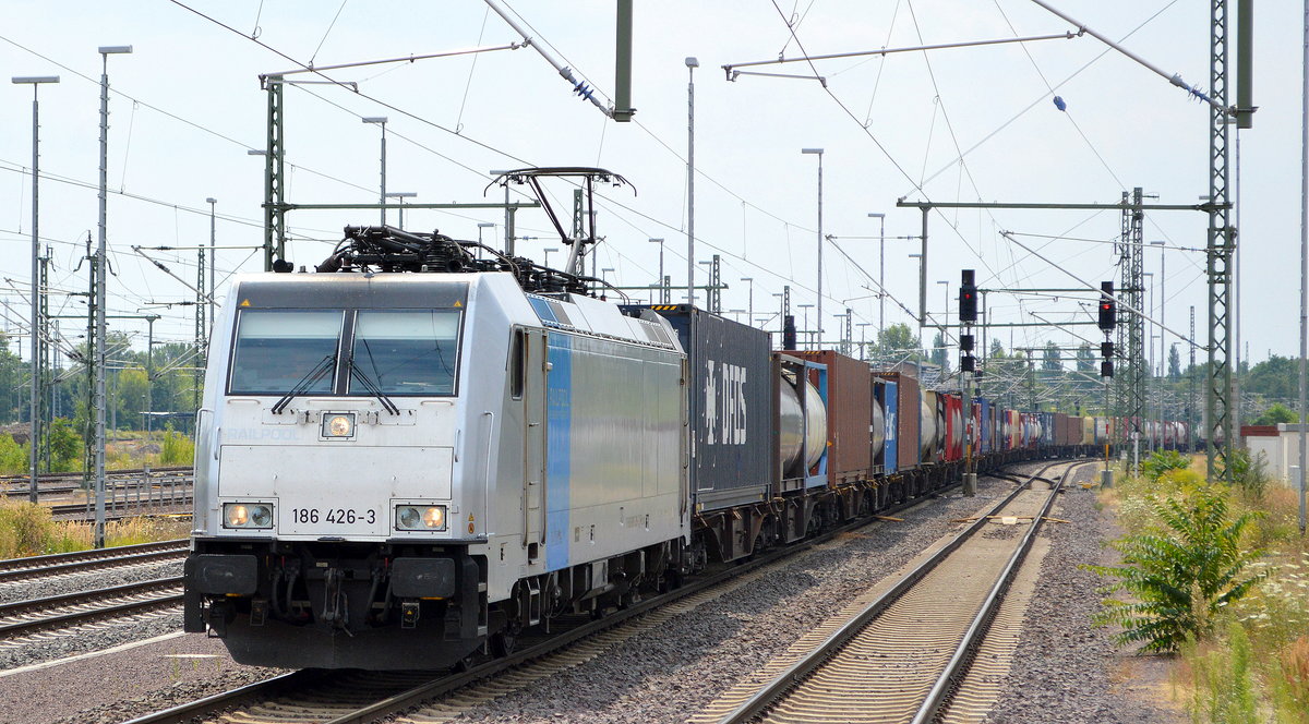 DB Cargo Nederland N.V mit Rpool   186 426-3  [NVR-Number: 91 80 6186 426-3 D-Rpool] und Containerzug am 20.07.18 Magdeburg Hbf.