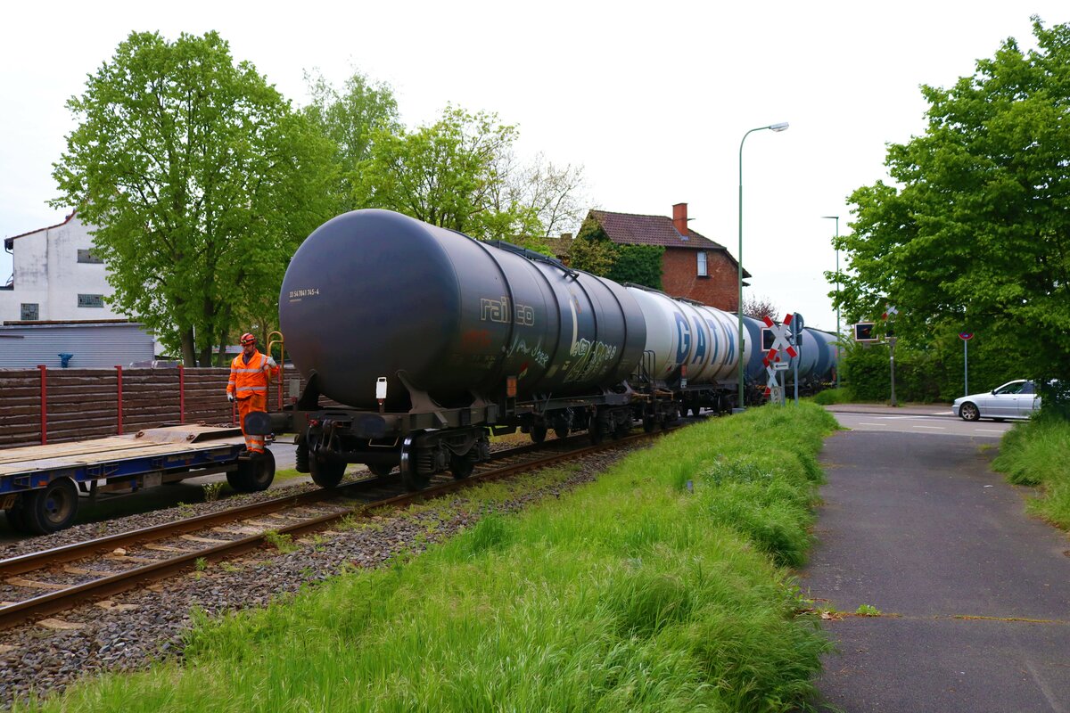 DB Cargo Rangiert Kesselwagen in Hanau Hafen am 01.05.23 von einen Gehweg aus fotografiert