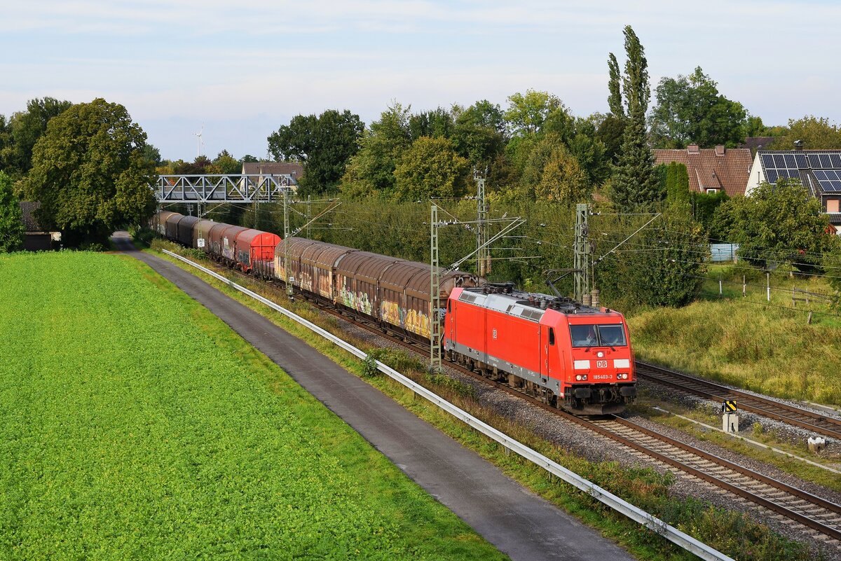 DB Cargo Scandinavia 185 403 mit gemischtem Güterzug in Richtung Osnabrück (Bohmte, 02.10.2020).