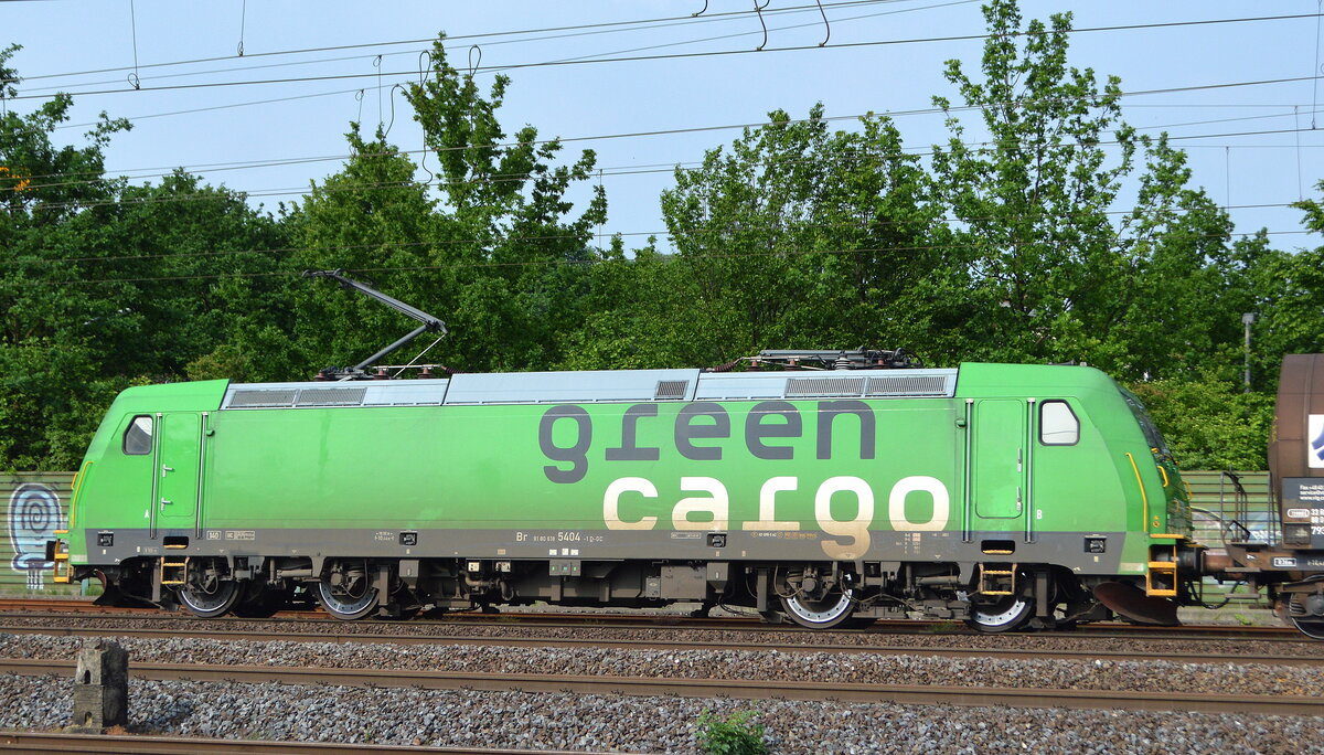 DB Cargo Scandinavia A/S  mit der green Cargo  Lok  Br 5404  [NVR-Nummer: 91 80 6185 404-1 D-GC] mit gemischtem Güterzug am 07.06.21 Vorbeifahrt Bf. Hamburg-Harburg.