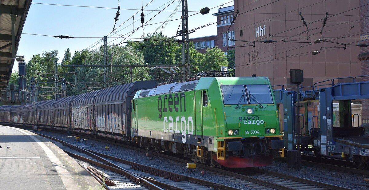 DB Cargo Scandinavia A/S, Taastrup [DK] mit ihrer  BR 5334  [NVR-Nummer: 91 86 0185 334-7 DK-RSC] und einem Ganzzug Schiebewandwagen am 13.06.23 Vorbeifahrt Bahnhof Hamburg-Harburg.