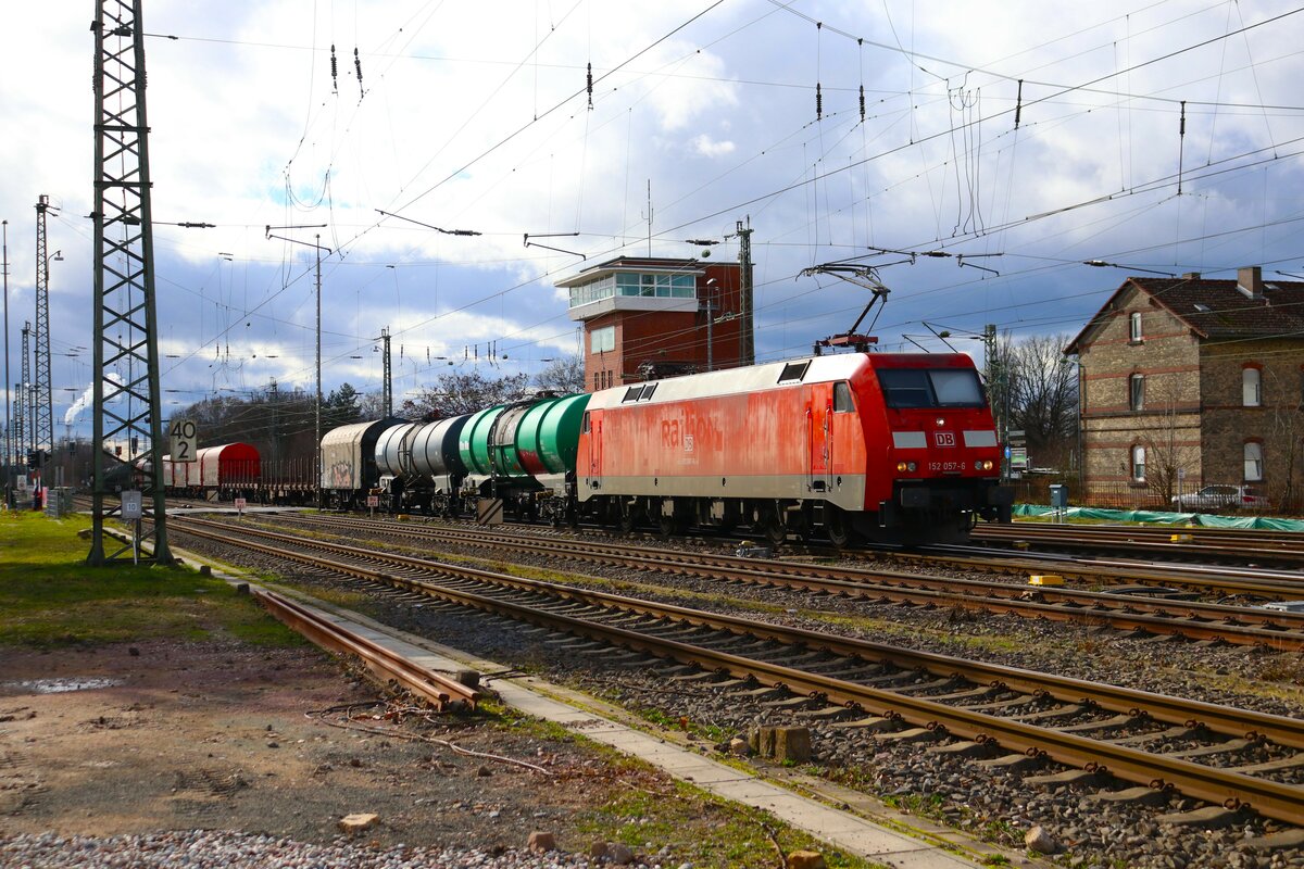 DB Cargo Siemens 152 057-6 mit einen Mischer in Darmstadt Kranichstein am 24.02.24
