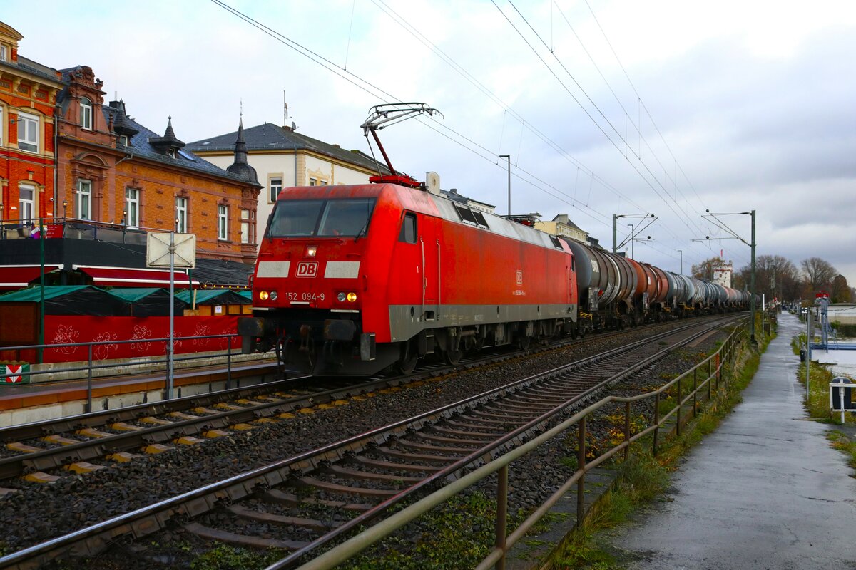 DB Cargo Siemens 152 094-9 mit Kesselwagenzug in Rüdesheim (Rhein) am 25.11.23 