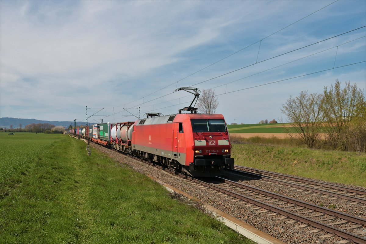 DB Cargo Siemens 152 104-6 mit KLV Zug in Nieder Mörlen am 24.04.21 