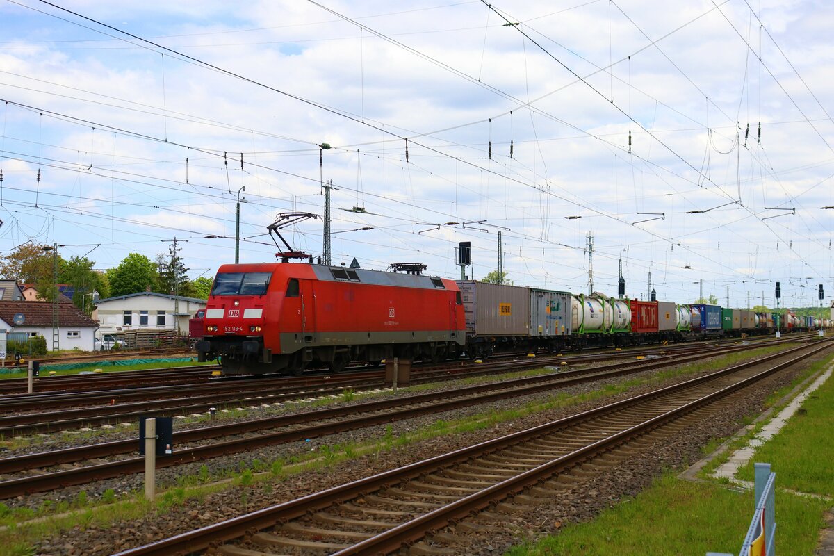 DB Cargo Siemens 152 119-4 mit Containerzug in Darmstadt-Kranichstein am 19.05.23