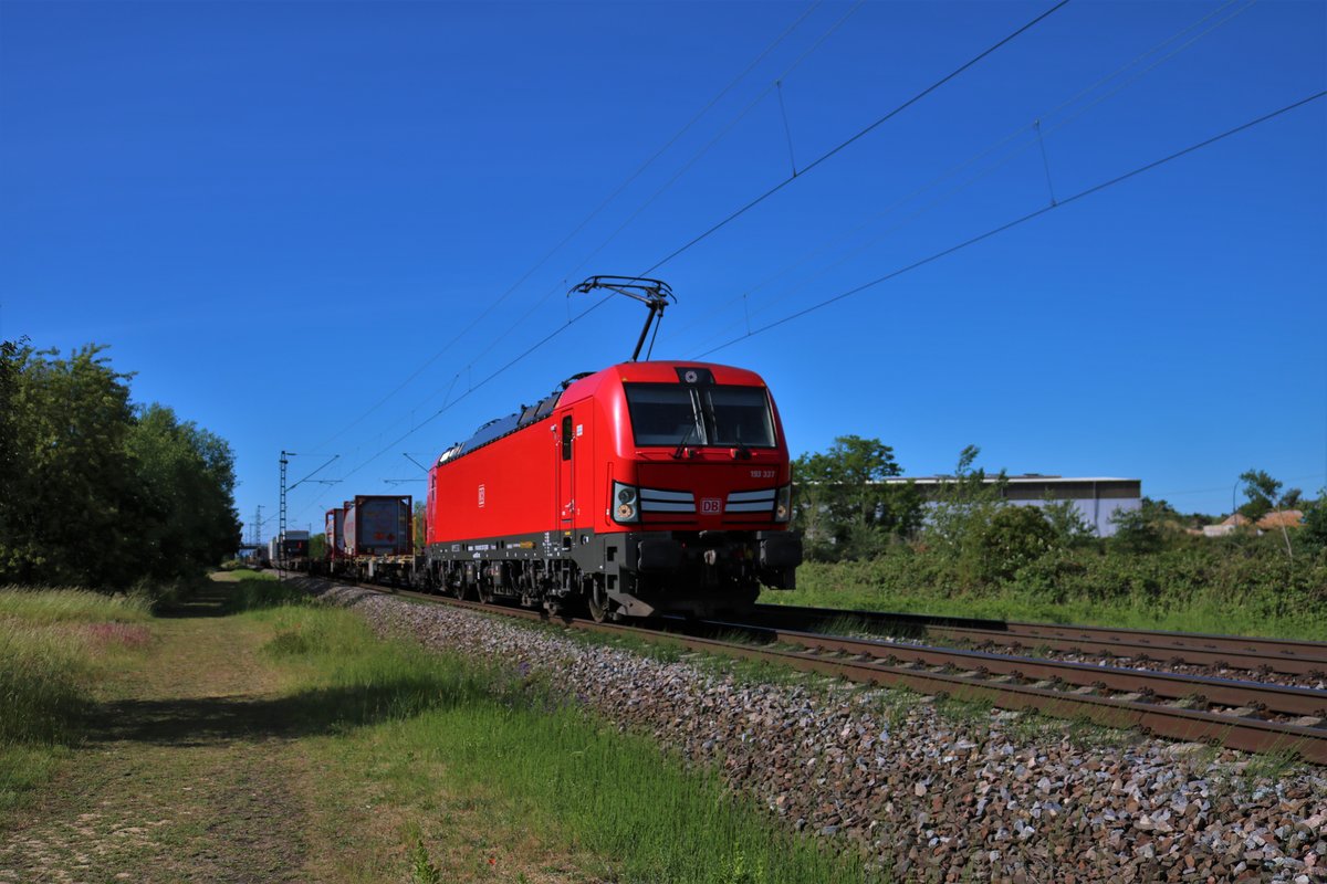 DB Cargo Siemens Vectron 193 337-3 mit einen KLV Zug in Waghäusel (Baden Württemberg) am 31.05.20