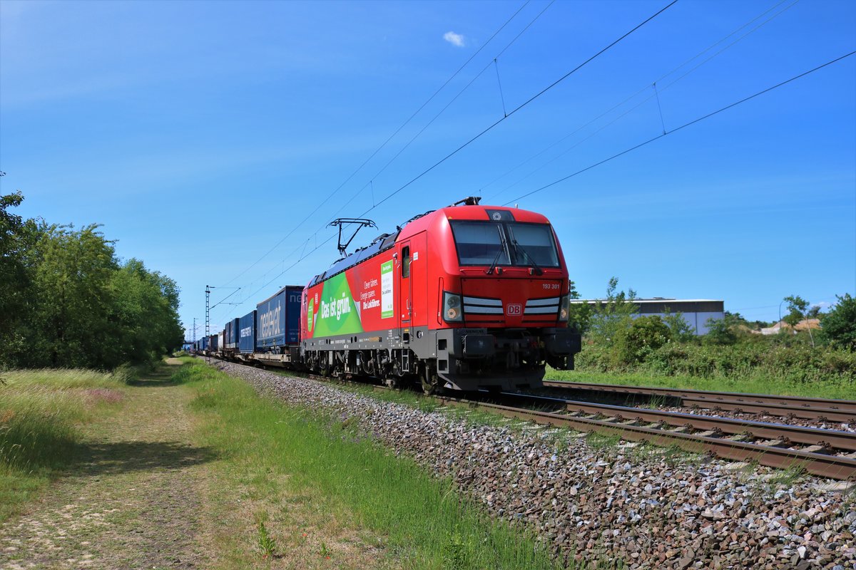 DB Cargo Siemens Vectron 193 301-9 mit einen KLV Zug in Waghäusel (Baden Württemberg) am 31.05.20