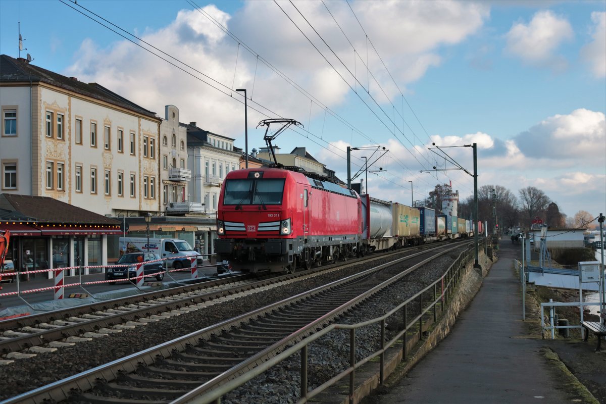 DB Cargo Siemens Vectron 193 311-8 mit KLV in Rüdesheim am Rhein am 09.01.21