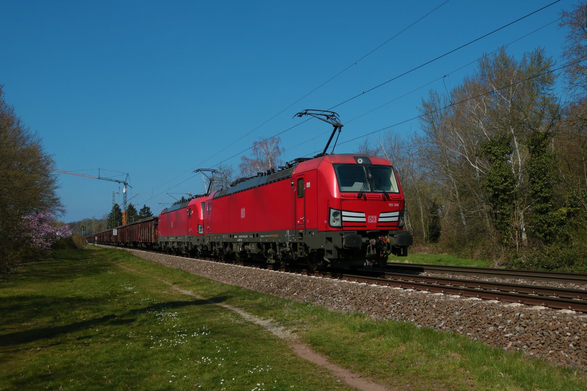 DB Cargo Siemens Vectron 193 308-4+193 345-6 mit dem Tonzug in Hanau West am 27.03.22
