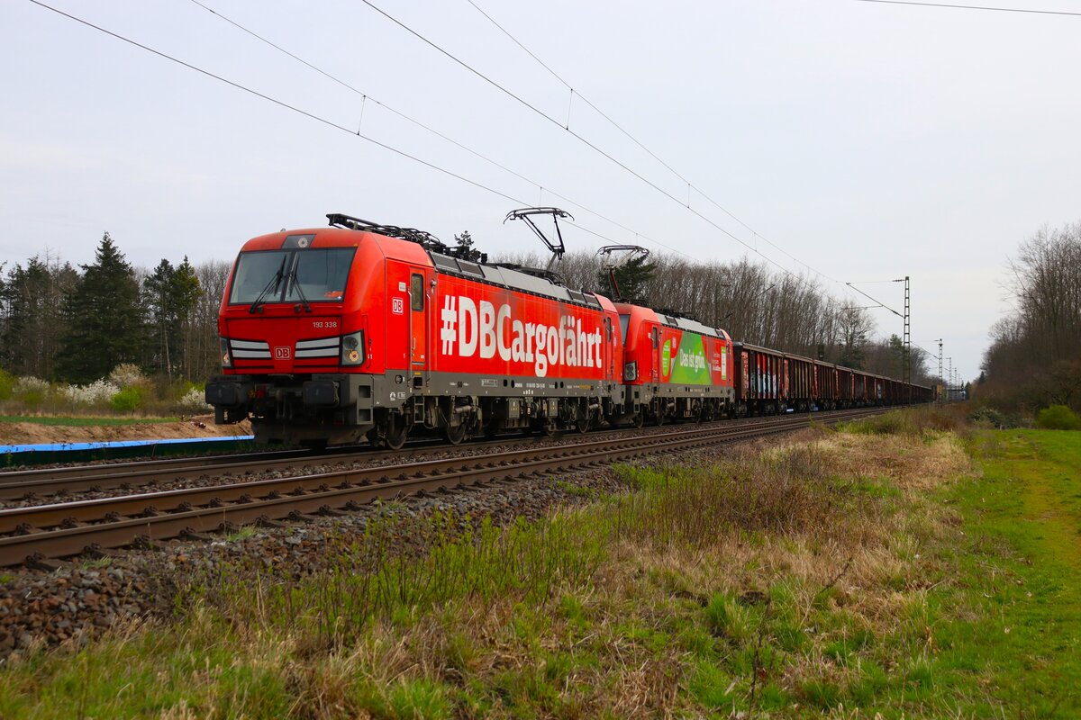 DB Cargo Siemens Vectron 193 338-1 und 193 310-0 mit Güterzug in Bischofsheim am 17.03.24