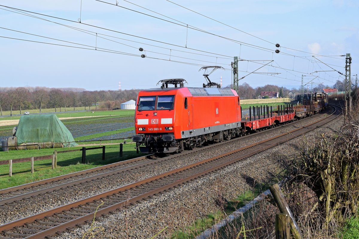 DB Cargo v145 080 mit gemischtem Güterzug in Richtung Osnabrück (Bohmte-Stirpe, 16.03.2020).