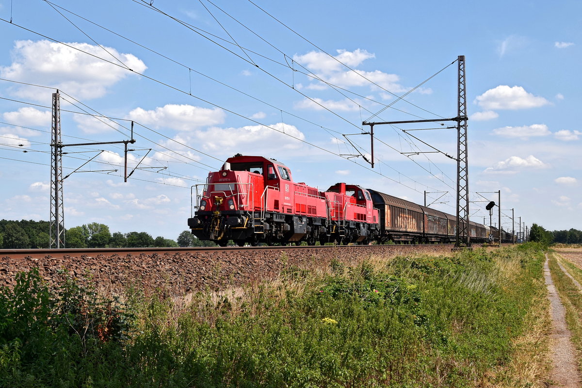 DB Cargo v261 074 und 261 075 mit Schiebewandwagenzug in Richtung Wunstorf (Dedensen-Gümmer, 16.07.18).