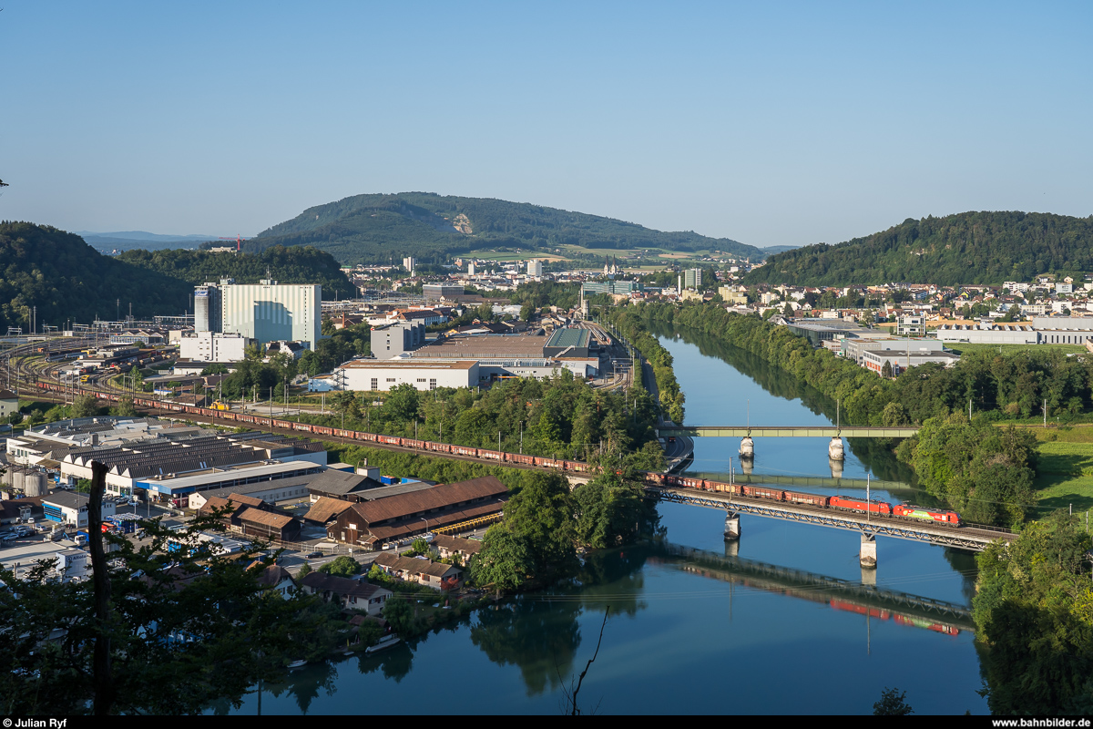 DB Cargo Vectron-Doppeltraktion mit Tonerdezug am 28. Juli 2020 bei Olten.