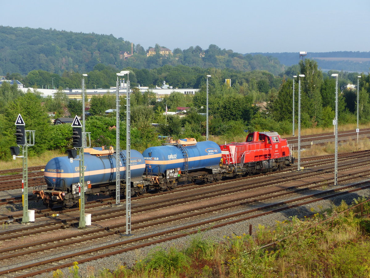 DB Cargo Voith Gravita 10 BB 261 048-3 ( 9280 1261 048-3 D-DB ) verlässt Gera mit 2 Wascosa Druckkesselwagen Richtung Zeitz am 11.8.2020