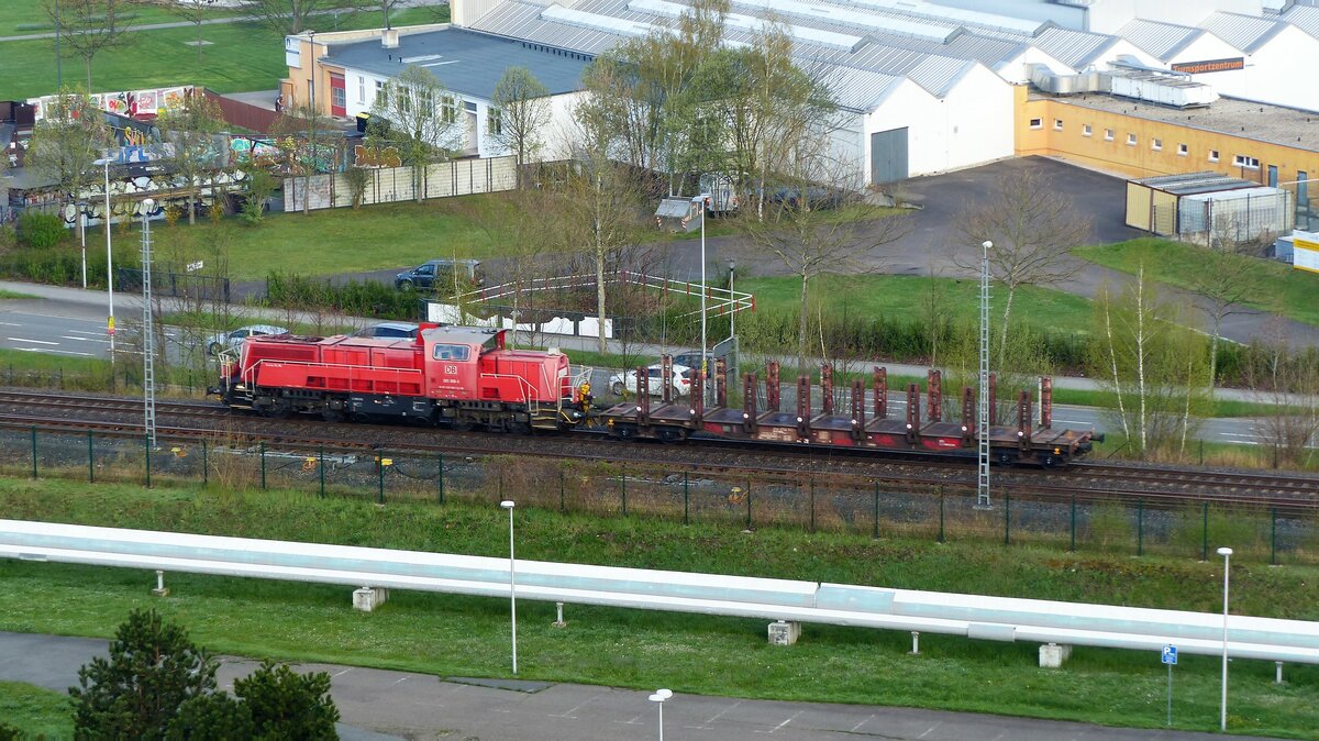 DB Cargo Voith Gravita 15 L BB, 265 008-3  ( 9280 1265 008-3 D-DB ) in Gera mit einem Langholzwagen am 27.4.2022. 