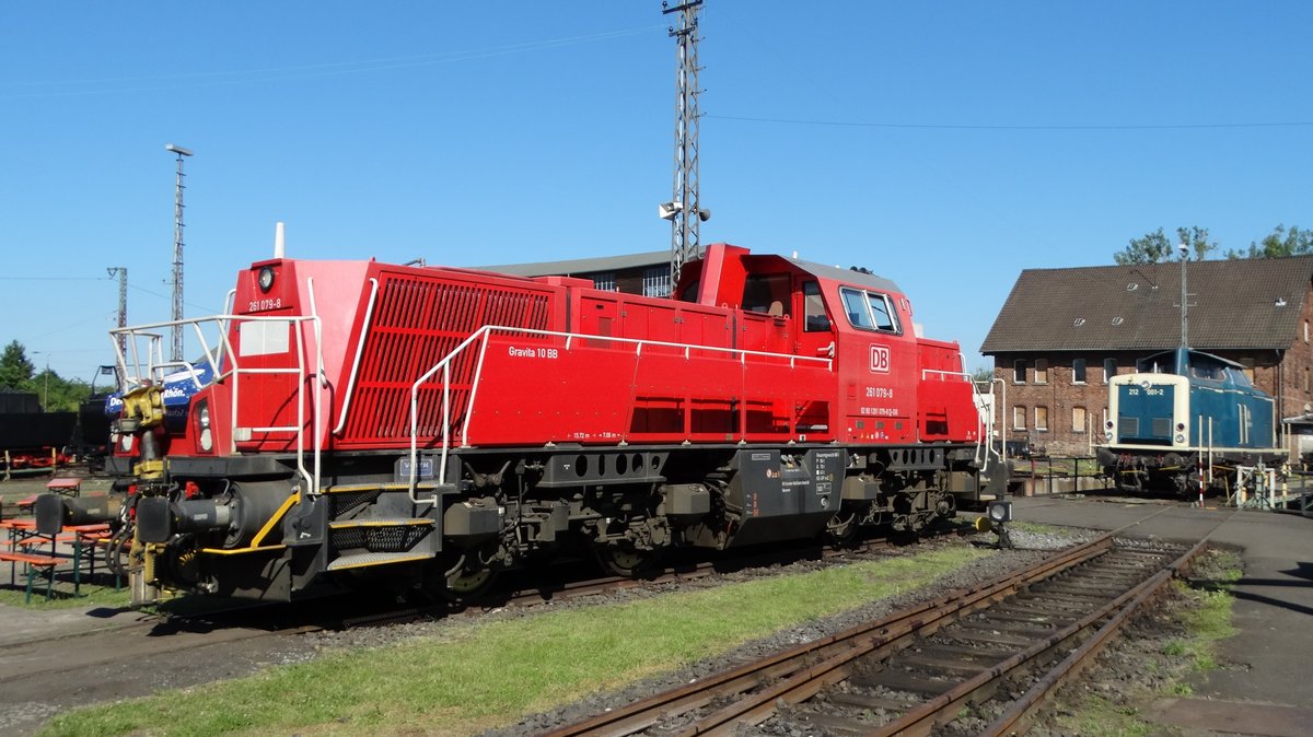 DB Cargo Voith Gravita 261 079-8 und 212 001-2 im Hintergrund am 27.05.17 beim Lokschuppenfest in Hanau