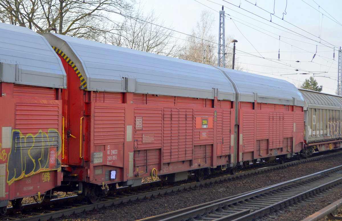 DB Cargo Wageneinheit für den Kfz-Transport, geschlossen (endlich mal ohne Beschmierung) mit der Nr. 45 80 D-NACCO 2909 015-6 Hccrrs 328 in einem gemischten Güterzug am 26.01.21 Berlin Hirschgarten.