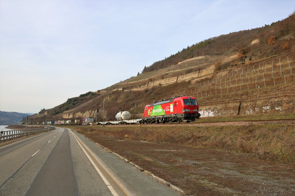 DB Cargo Werbevectron 193 312-6 mit einen Containerzug auf der Rechten Rheinstrecke am 23.02.19 zwischen Assmanshausen und Lorch