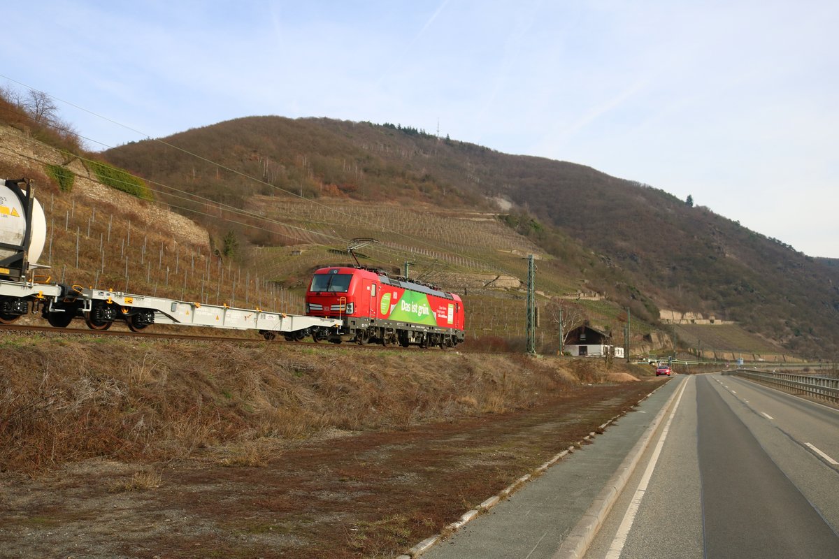 DB Cargo Werbevectron 193 312-6 mit einen Containerzug auf der Rechten Rheinstrecke am 23.02.19 zwischen Assmanshausen und Lorch