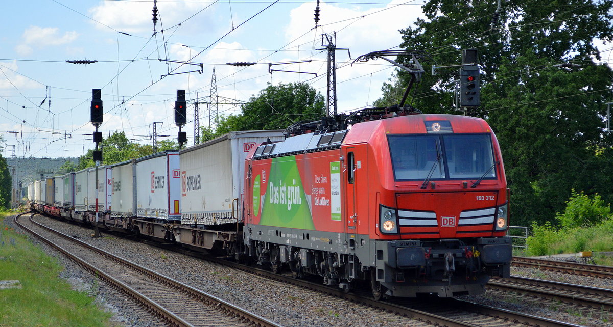 DB CargoAG [D] mit  193 312  [NVR-Nummer: 91 80 6193 312-6 D-DB] und Taschenwagenzug am 15.06.20 Bf. Saarmund.