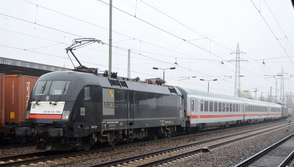 DB [D] mit dem MRCE Taurus   ES 64 U2-096   [NVR-Nummer: 91 80 6182 596-7 D-DISPO] und drei IC-Personenwagen und dem MRCE Taurus   ES 64 U2-018   [NVR-Nummer: 91 80 6182 518-1 D-DISPO] im Tandem bei einer eigenartigen Test- oder Messfahrt? am 27.01.22 Bf. Flughafen BER - Terminal 5. Wobei dieser Zug erst längere Zeit auf dem Durchfahrtgleis verweilte, dann ausfuhr um dann einige Zeit später auf dem selben Gleis zurück zu kehren und das ganze  Prozedere noch einmal.