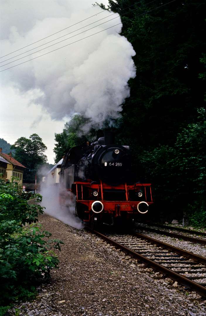 DB-Dampflok 64 289 der EFZ im Bahnhof Eyach Landesbahn, 22.07.1987