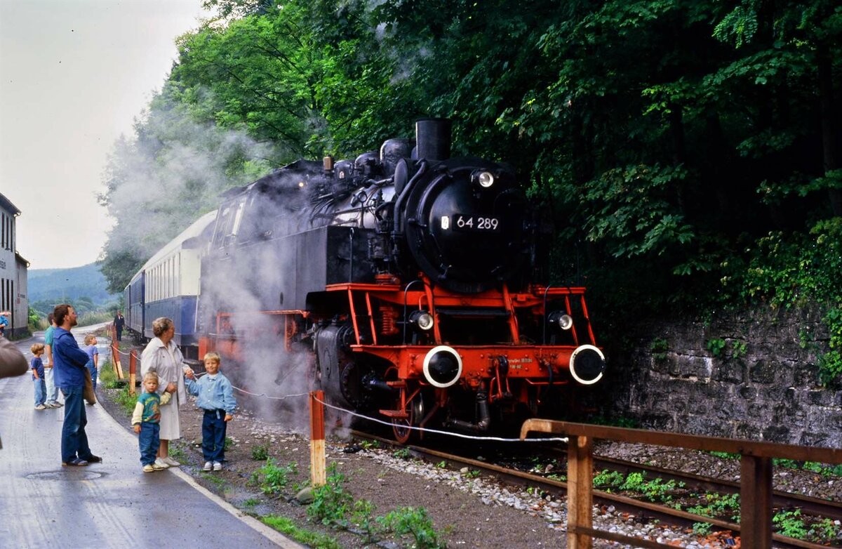 DB-Dampflok 64 289 (EFZ) zog am 22.07.1987 viele Fans an, der Bahnhof Eyach Landesbahn war dafür bestens geeignet.