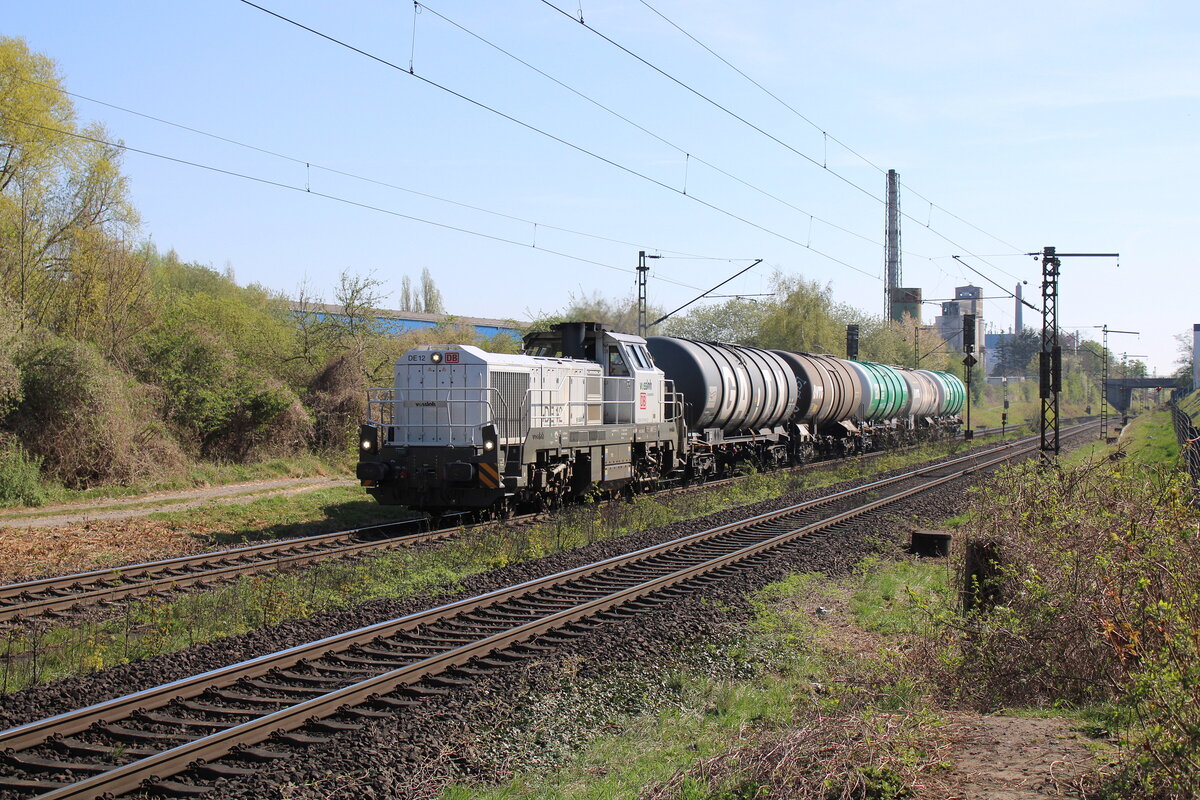 DB DE 12 (92 80 4125 009-5 D- ) mit Kesselwagen Richtung Seelze, am 15.04.2025 in Hannover Misburg.