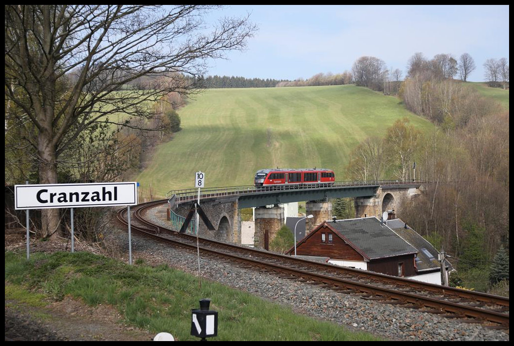 DB Desiro 642237 nähert sich über den Cranzahler Viadukt am 24.04.2019 um 9.54 Uhr dem Endbahnhof Cranzahl im Erzgebirge.