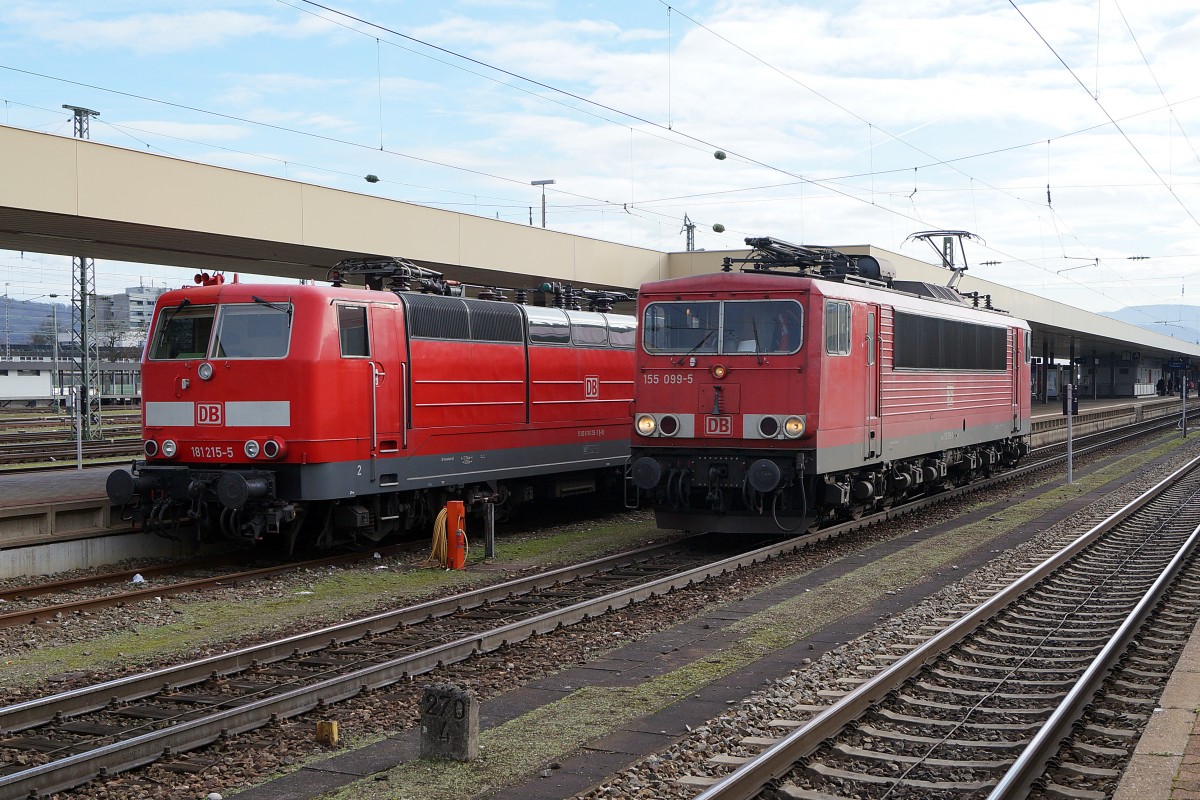 DB: Die auf dem Badischen Bahnhof Basel seltene Begegnung zwischen der DB BR 155 099-5 ex DDR und der DB BR 181 25-5 konnte am 8. Januar 2015 im Bilde festgehalten werden.
Foto: Walter Ruetsch