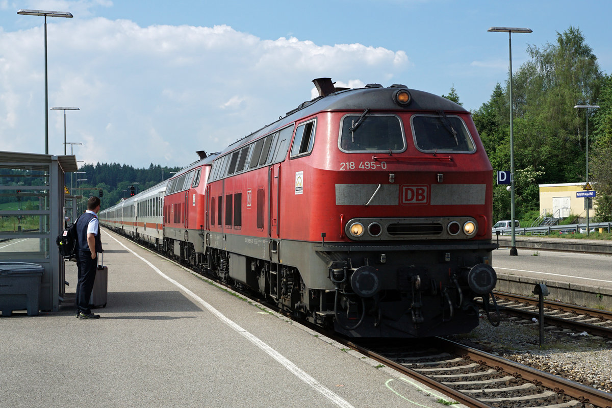 DB: Dieselbetrieb im Allgäu.
Abschied von den BR 218. Bereits stehen mehrere Diesellokomotiven der BR 245 für RE Dienste im Einsatz.
Einfahrt eines IC in den Bahnhof Kempten (Allgäu) Hbf am 2. Juni 2017.
Foto: Walter Ruetsch
