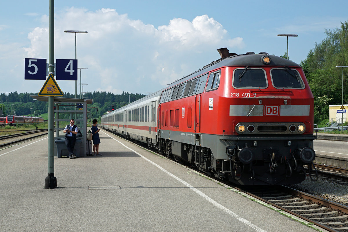 DB: Dieselbetrieb im Allgäu.
Abschied von den BR 218. Bereits stehen mehrere Diesellokomotiven der BR 245 für RE Dienste im Einsatz.
Einfahrt eines IC in den Bahnhof Kempten (Allgäu) Hbf am 2. Juni 2017.
Foto: Walter Ruetsch