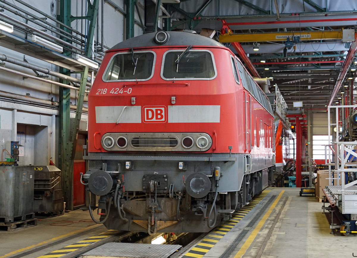 DB: Dieselbetrieb im Allgäu.
Abschied von den BR 218. Bereits stehen mehrere Diesellokomotiven der BR 245 für RE Dienste im Einsatz.
281 424-0 im Betriebswerk Kempten ohne Blitz fotografiert, anlässlich einer offiziellen Führung vom 2. Juni 2017.
Fotografieren war selbstverständlich erlaubt.
Foto: Walter Ruetsch



