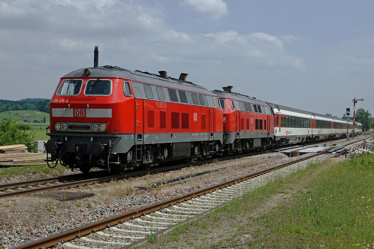 DB: Dieselbetrieb im Allgäu.
Abschied von den BR 218. Bereits stehen mehrere Diesellokomotiven der BR 245 für RE Dienste im Einsatz.
EC Zürich-München bei der Bahnhofsdurchfahrt Sontheim Schwaben am 1. Juni 2017.
Foto: Walter Ruetsch