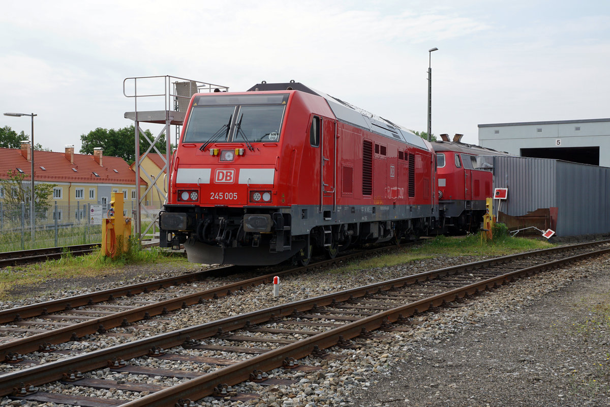 DB: Dieselbetrieb im Allgäu.
Die BR 218 wird schrittweise durch die BR 245 von Bombardier abgelöst.
245 002 im Betriebswerk Kempten anlässlich einer offiziellen Führung vom 2. Juni 2017 verewigt. Fotografieren war selbstverständlich erlaubt.
Foto: Walter Ruetsch
