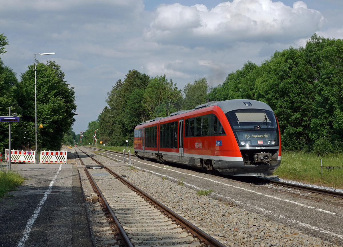 DB: Dieselbetrieb im Allgäu.
Die BR 642 von REGIO DB.
RB Augsburg Hbf mit 642 158 in Stetten Schwaben am 1. Juni 2017.
Foto: Walter Ruetsch
