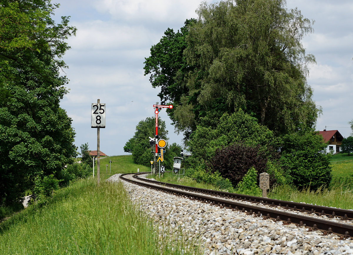 DB: Dieselbetrieb im Allgäu.
Die BR 642 von REGIO DB.
Vor- Haupt- und Formsignal bei Stetten Schwaben vor und nach der Durchfahrt des 642 623 auf der Fahrt nach Augsburg am 1. Juni 2017.
Besonders zu beachten gilt es das Formsignal in verschiedener Stellung.
Foto: Walter Ruetsch
